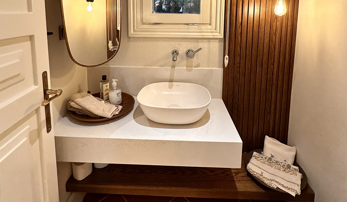 Ayvalık Ahşap Kaplamalı Banyo Tasarımı