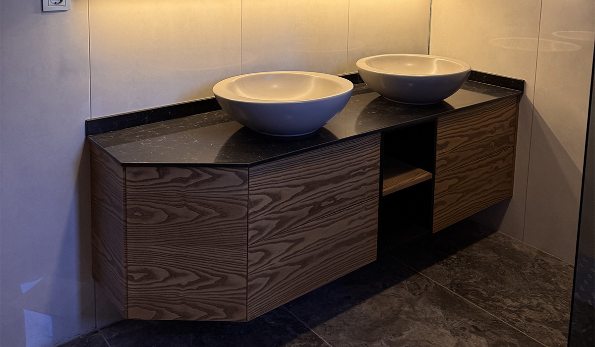Reşadiye Doğal Ahşap Kaplama Çift Lavabolu Banyo