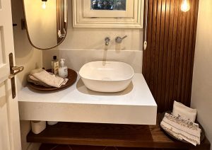 Ayvalık Ahşap Kaplamalı Banyo Tasarımı