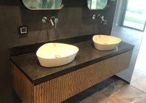 Ayvalık Doğal Ahşap Kaplamalı Banyo Tasarımı
