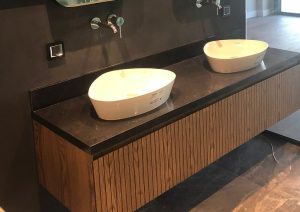 Ayvalık Doğal Ahşap Kaplamalı Banyo Tasarımı