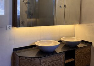 Reşadiye Doğal Ahşap Kaplama Çift Lavabolu Banyo