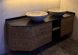 Reşadiye Doğal Ahşap Kaplama Çift Lavabolu Banyo